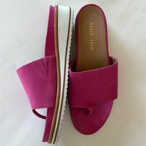 David Tate Hot Fuscia thong sandals slides wedge heel suede leather strap sz 9M